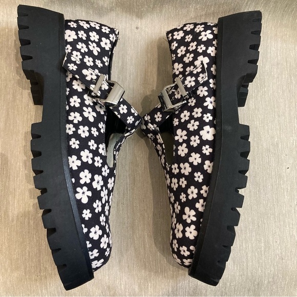 CALL IT SPRING Sz 8 Floral T-Strap Buckle Closure Sandals NWOT - Picture 9 of 10